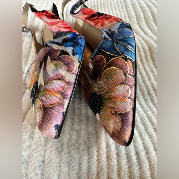 Tahari NWOB Unique Velvet Slingback Kitten Heel - Picture 7 of 13